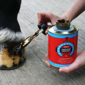 Olej do codziennej pielęgnacji kopyt Carr & Day & MartinCornucrescine Daily Hoof Dressing