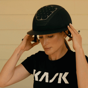 Kask z szerokim daszkiem KASK Star Lady Jessica Springsteen