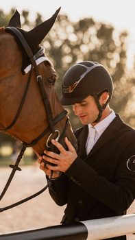 Kask ze standardowym daszkiem KASK Dogma Chrome