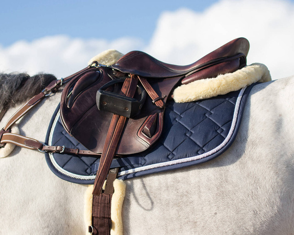 Podkładka pod siodło z futrem i pianką Memory QHP Ontario