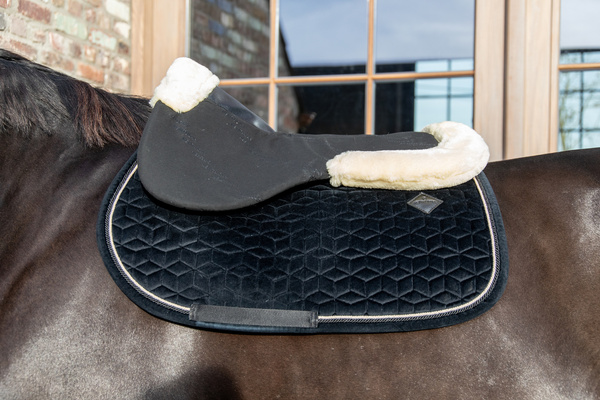 Podkładka pod siodło obszyta futrem syntetycznym Kentucky Horsewear Sheepskin IMPACT EQUALIZER 10MM