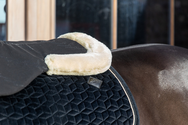 Podkładka pod siodło obszyta futrem syntetycznym Kentucky Horsewear Sheepskin IMPACT EQUALIZER 10MM
