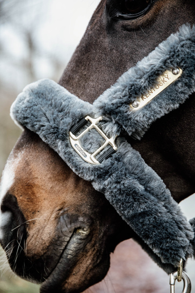 Kantar obszyty w całości syntetycznym futrem Kentucky Horsewear Sheepskin Shipping