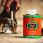 Olej ochronny do kopyt z olejkiem z drzewa herbacianego Carr & Day & Martin Cornucrescine Tea Tree Hoof Oil