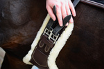 Popręg crossowy z fartuchem i futrem syntetycznym Kentucky Horsewear Sheepskin Short Stud Girth