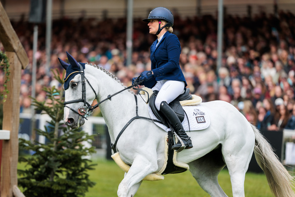 Popręg skokowy z fartuchem i futrem syntetycznym Kentucky Horsewear Sheepskin Stud Girth