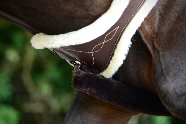 Popręg anatomiczny z futrem Kentucky Horsewear Sheepskin Anatomic Girth