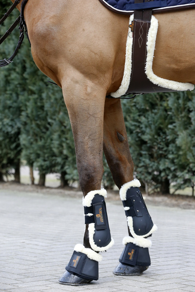 Popręg skokowy z fartuchem i futrem syntetycznym Kentucky Horsewear Sheepskin Stud Girth