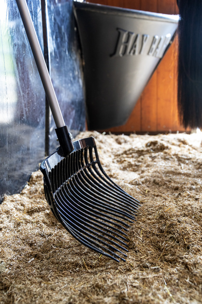 Widły z aluminiowym trzonkiem do sprzątania boksów i ściółki Grooming Deluxe