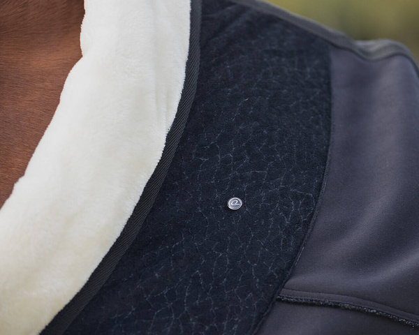 Derka polarowa z kołnierzem QHP Show Rug Julin