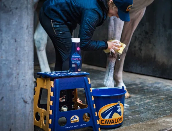 Szampon dla siwych koni Cavalor Bianco Wash