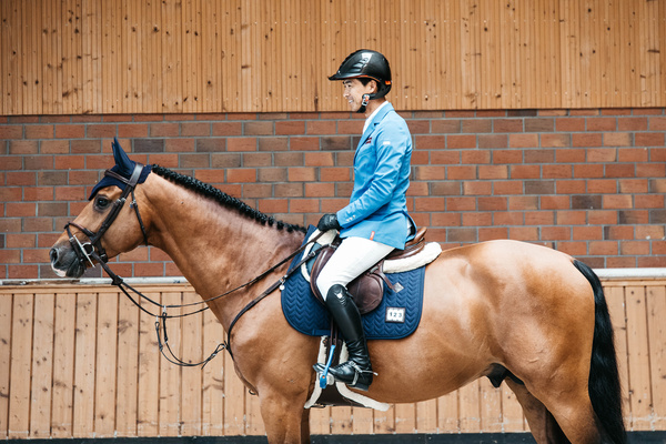 Popręg skokowy z fartuchem i futrem syntetycznym Kentucky Horsewear Sheepskin Anatomic Stud Girth