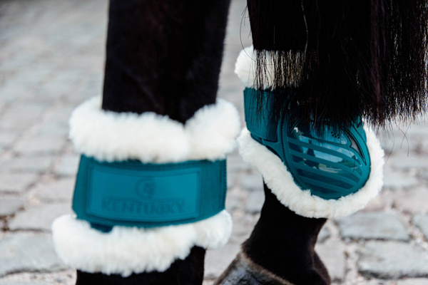 Ochraniacze tylne z futrem Kentucky Horsewear Young Horse TPU - SZMARAGDOWE