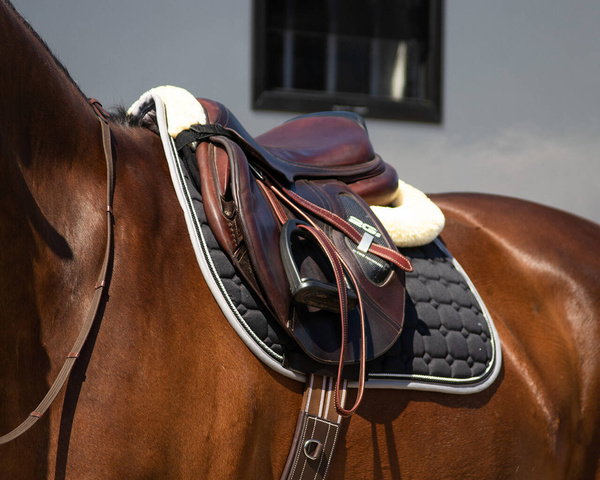 Podkładka pod siodło z futrem i pianką Memory QHP Ontario