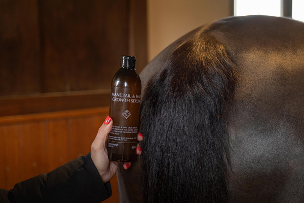 Serum wspierające porost grzywy i ogona dla koni Grooming Deluxe Mane, Tail & Hair Growth Serum
