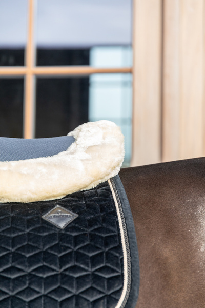 Podkładka pod siodło z futrem syntetycznym Kentucky Horsewear Sheepskin Half Pad Absorb