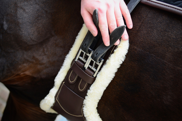Popręg crossowy z fartuchem i futrem syntetycznym Kentucky Horsewear Sheepskin Short Stud Girth
