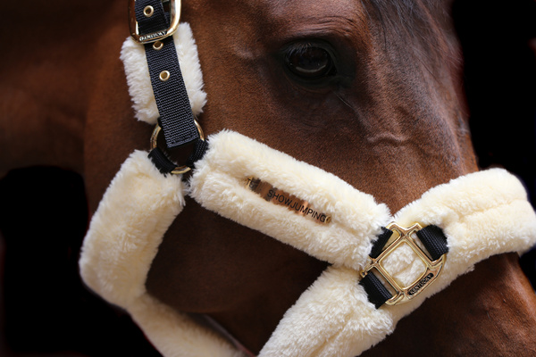 Kantar obszyty w całości syntetycznym futrem Kentucky Horsewear Sheepskin Shipping