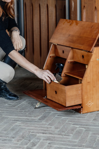 Skrzynka na akcesoria jeździeckie ze szczotkami Grooming Deluxe Show Grooming Box