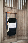 Wieszak na czapraki Grooming Deluxe Saddle Pad Holder Luxe 