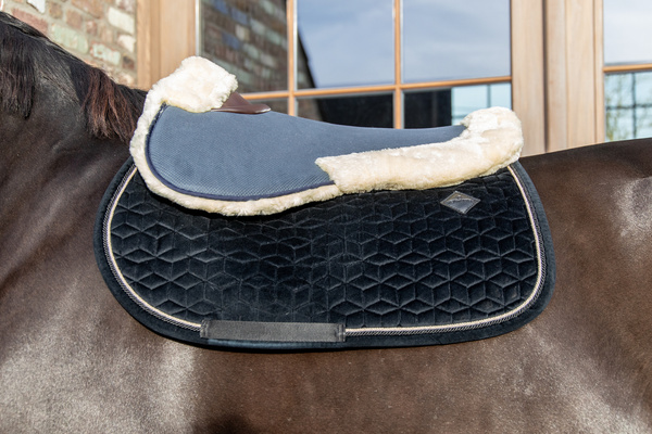 Podkładka pod siodło z futrem syntetycznym Kentucky Horsewear Sheepskin Half Pad Absorb