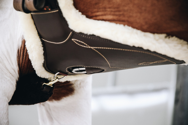 Popręg crossowy z fartuchem i futrem syntetycznym Kentucky Horsewear Sheepskin Short Stud Girth