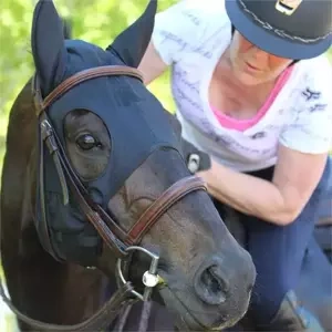 Maska uspokajająca z uszami Fenwick Liquid Titanium