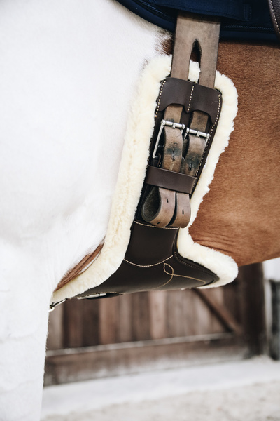 Popręg crossowy z fartuchem i futrem syntetycznym Kentucky Horsewear Sheepskin Short Stud Girth