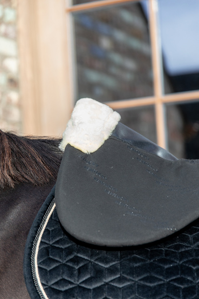 Podkładka pod siodło obszyta futrem syntetycznym Kentucky Horsewear Sheepskin IMPACT EQUALIZER 10MM