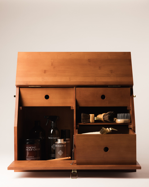 Skrzynka na akcesoria jeździeckie ze szczotkami Grooming Deluxe Show Grooming Box