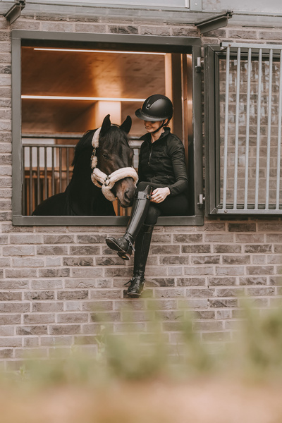 Kantar obszyty w całości syntetycznym futrem Kentucky Horsewear Sheepskin Shipping