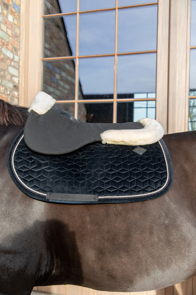 Podkładka pod siodło obszyta futrem syntetycznym Kentucky Horsewear Sheepskin IMPACT EQUALIZER 10MM