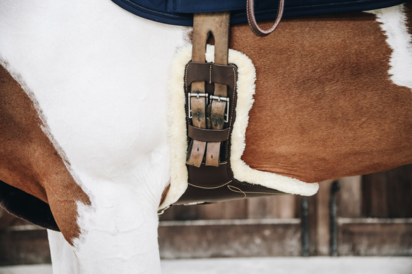 Popręg crossowy z fartuchem i futrem syntetycznym Kentucky Horsewear Sheepskin Short Stud Girth