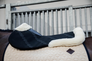 Podkładka pod siodło obszyta futrem syntetycznym Kentucky Horsewear Sheepskin IMPACT EQUALIZER 10MM