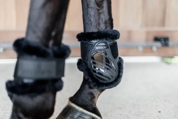 Ochraniacze tylne z futrem Kentucky Horsewear Young Horse TPU