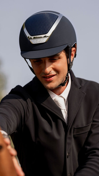 Kask ze standardowym daszkiem KASK Dogma Chrome