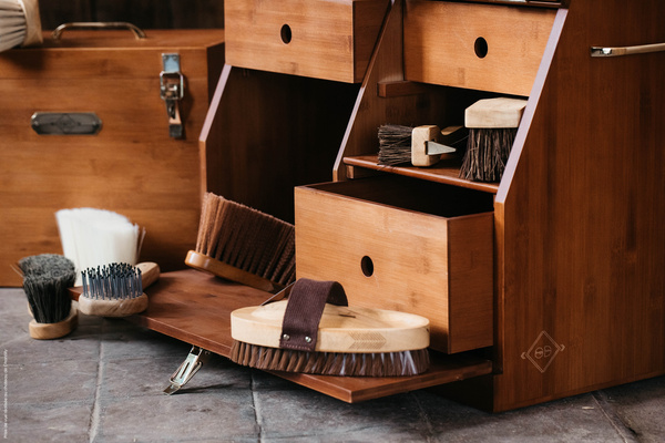 Skrzynka na akcesoria jeździeckie ze szczotkami Grooming Deluxe Show Grooming Box