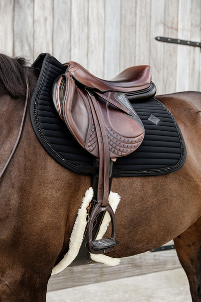 Popręg skokowy z fartuchem i futrem syntetycznym Kentucky Horsewear Sheepskin Stud Girth