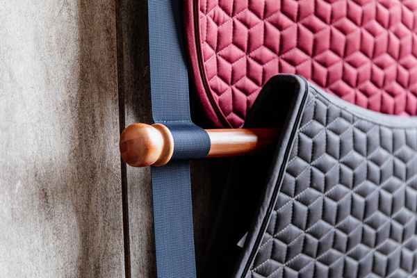 Wieszak na czapraki Grooming Deluxe Saddle Pad Holder Luxe