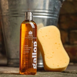 Szampon dla koni kasztanowatych Carr & Day & Martin Gallop Colour Enhancing