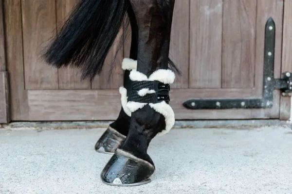 Ochraniacze tylne z futrem Kentucky Horsewear Vegan Sheepskin Elastic