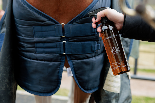 Spray przeciw obgryzaniu i podgryzaniu sprzętu Grooming Deluxe Anti Bite Stop