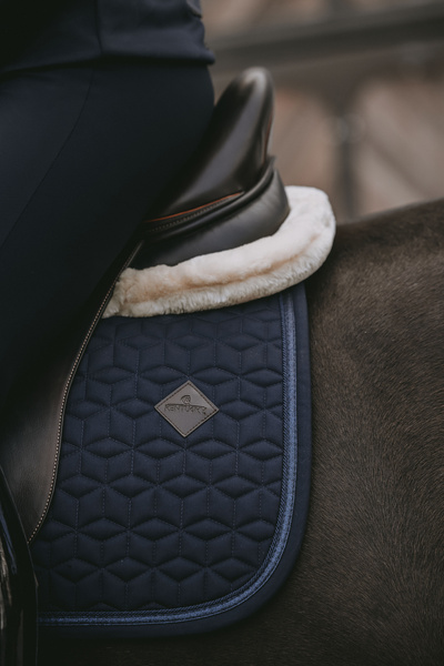 Podkładka pod siodło obszyta futrem syntetycznym Kentucky Horsewear Sheepskin IMPACT EQUALIZER 10MM