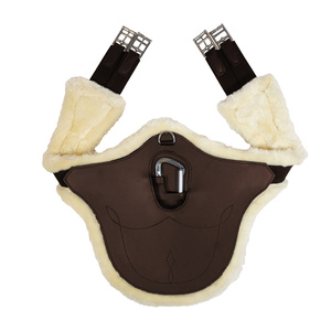 Popręg skokowy z fartuchem i futrem syntetycznym Kentucky Horsewear Sheepskin Anatomic Stud Girth