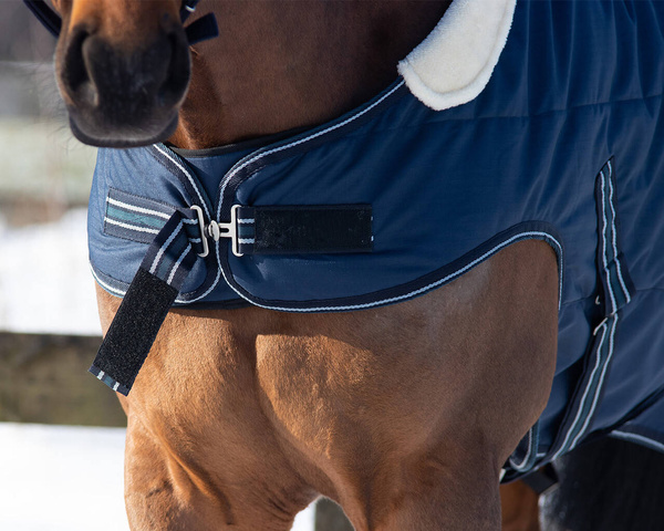 Derka stajenna z wycięciem na łopatki QHP Shoulder Cut Out 200g