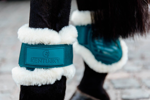 Ochraniacze tylne z futrem Kentucky Horsewear Young Horse TPU - SZMARAGDOWE