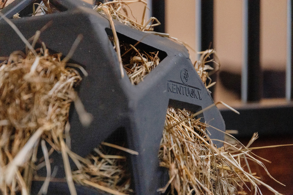 Piłka na siano dla konia Kentucky Horsewear Relax Horse Play & Hay Ball