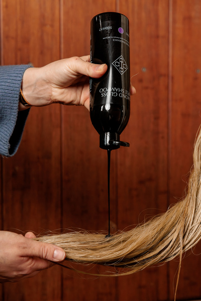 Szampon dla jasnych koni Grooming Deluxe Almond Gloss Purple Shampoo