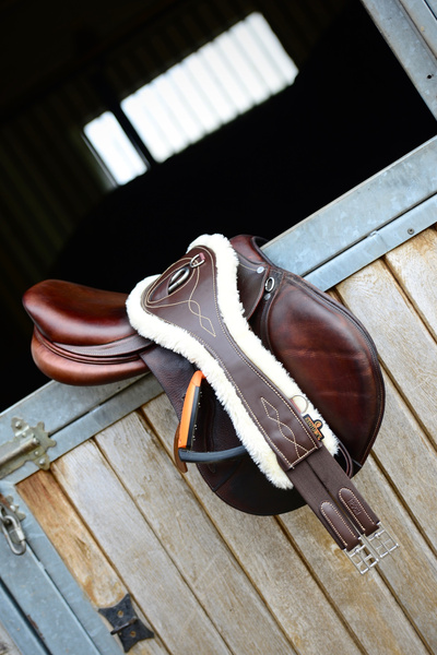 Popręg anatomiczny z futrem Kentucky Horsewear Sheepskin Anatomic Girth