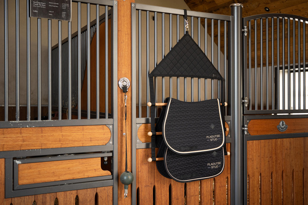 Wieszak na czapraki i derki Kentucky Horsewear Blanket & Saddle Pad Holder Pro